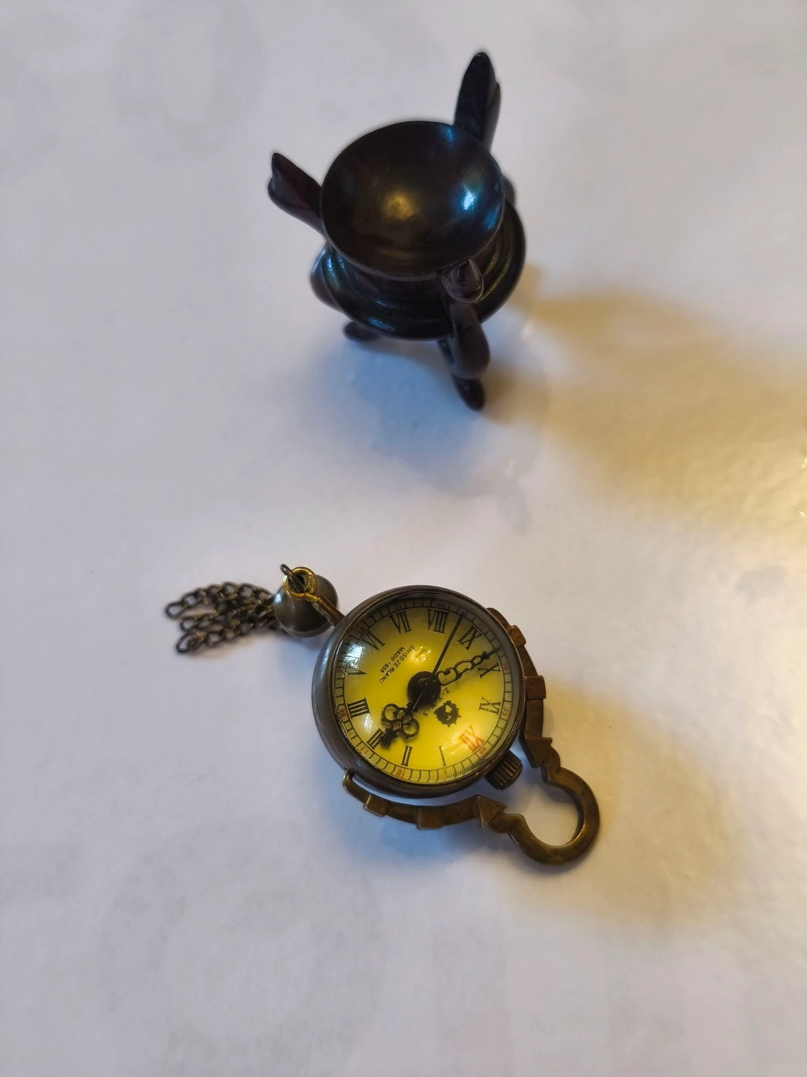 Relógio miniatura de corda antigo sobre base de madeira – photo 11